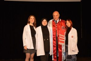 Tıp Fakültesi Öğrencileri Beyaz Önlüklerini Giyerek Hekimliğe İlk Adımı Attı